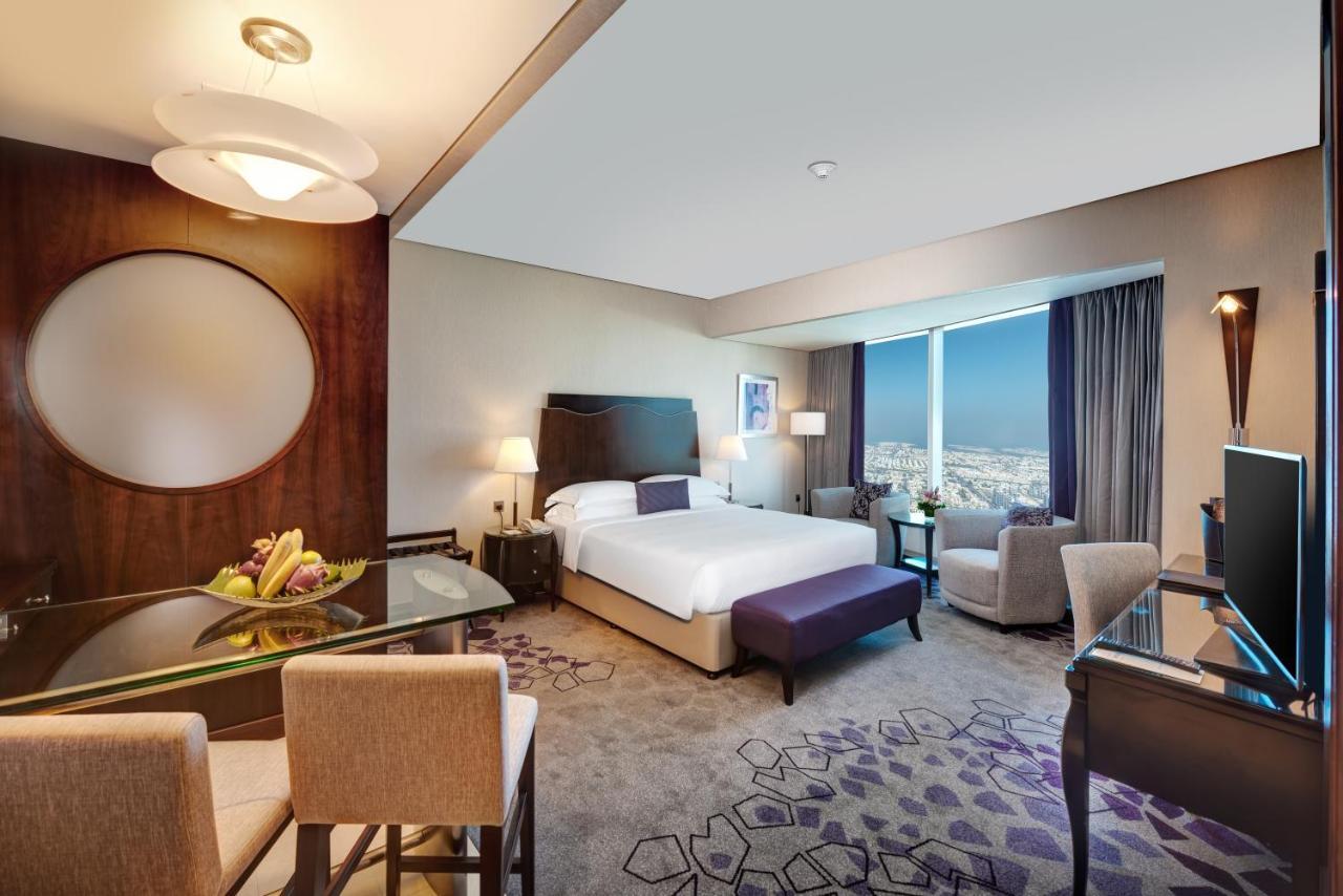 Ampia camera con colazione gratuita e accesso alla Club Rotana Lounge, comprensivo di happy hour e servizio continuo di bevande analcoliche